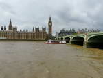 London  Die Westminsterbridges - Houses of Parlament - Big Ben und Ausflugsschiff (GB).